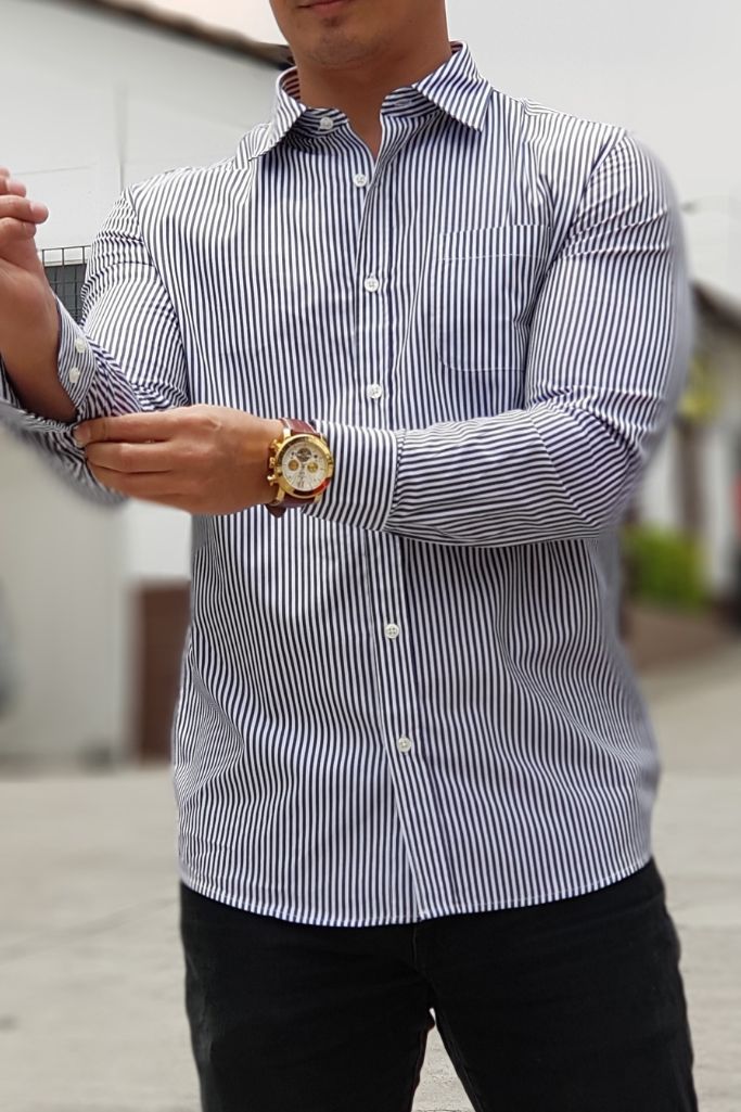 Camisa Manga Larga de Lineas Verticales Negras