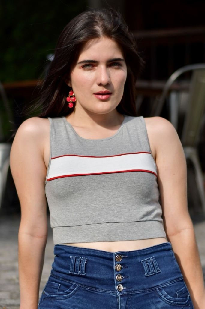 Crop top Gris y Blanco con Detalle Rojo