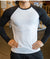 Beisbolera deportiva con cuerpo blanco y manga negra