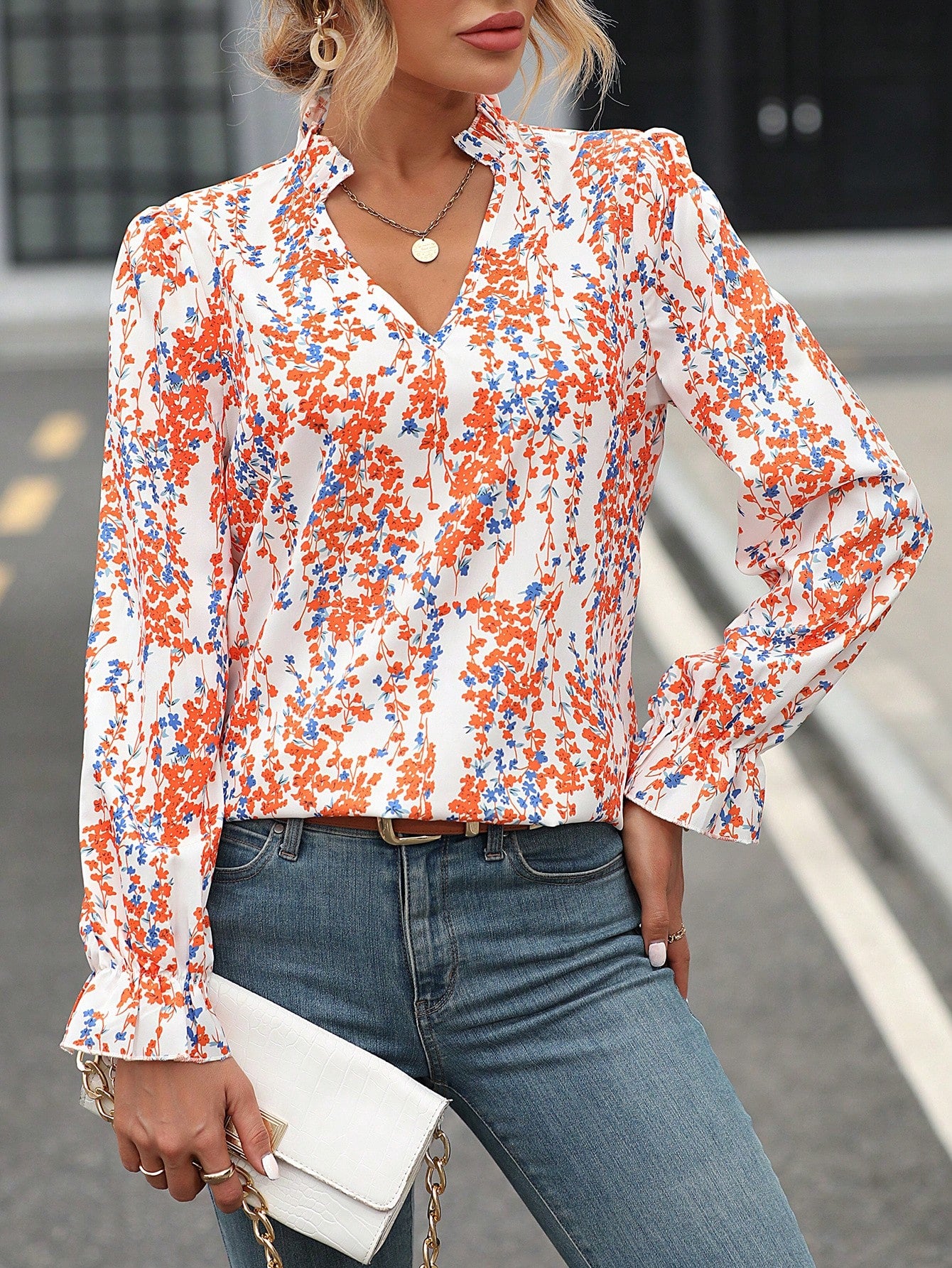 Blusa Floral Naranja con Ribete Fruncido y Cuello Notch