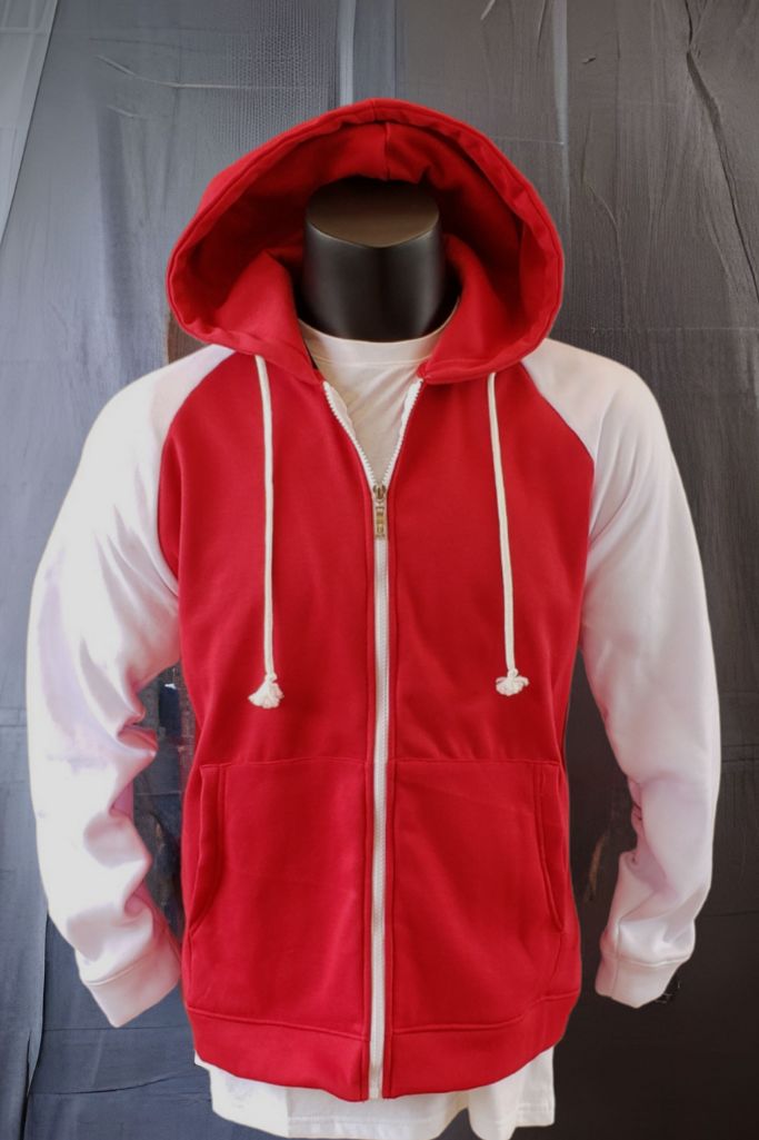 Sudadera Red Snow con cuerpo rojo y mangas y capucha blancas en estilo slim fit.